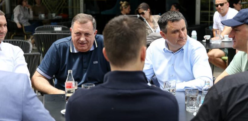 Милорад Додик, Владо Ђајић и одборници на кафи са Бањалучанима